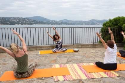 Cours de yoga à Sainte-Maxime l'été face à la mer - Exploregion