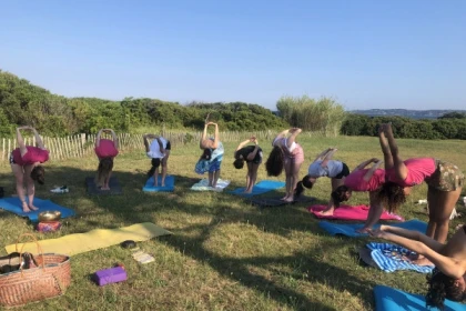 Cours de yoga à Sainte-Maxime l'été face à la mer - Exploregion