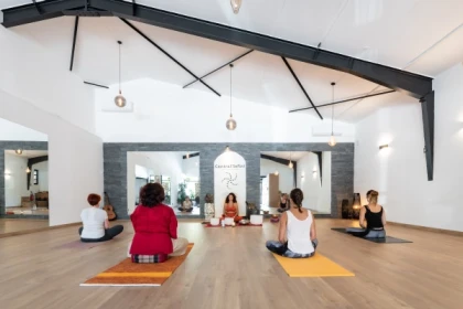 Cours de yoga d'éte en studio climatisé à Sainte-Maxime - Exploregion