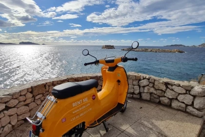 Découvrir les calanques en scooter électrique avec GPS! - Exploregion