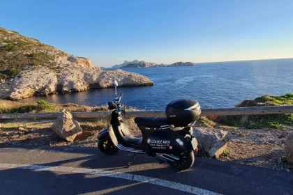 Découvrir les calanques en scooter électrique avec GPS! - Exploregion