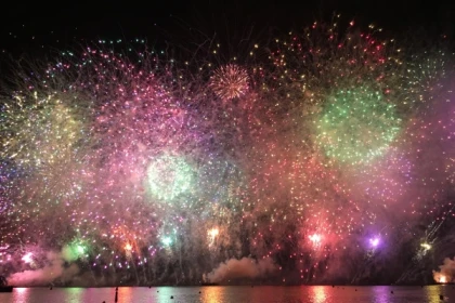 Feu d'artifice en mer à Cannes - Exploregion