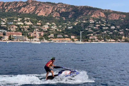 Insolite: Jet Ski à Bras à Agay - Saint-Raphaël - Exploregion