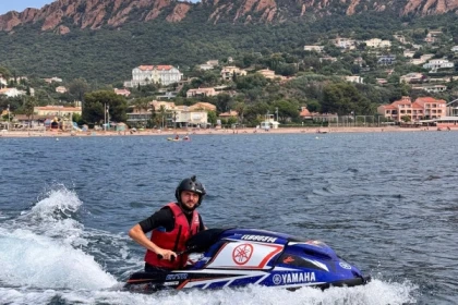 Insolite: Jet Ski à Bras à Agay - Saint-Raphaël - Exploregion