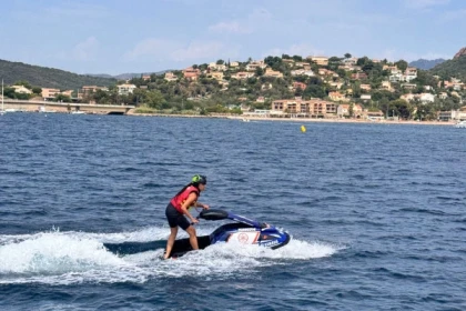 Insolite: Jet Ski à Bras à Agay - Saint-Raphaël - Exploregion
