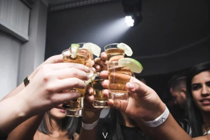Düsseldorf Pub Crawl - 4 Locations, Shots & Club Entry - Exploregion