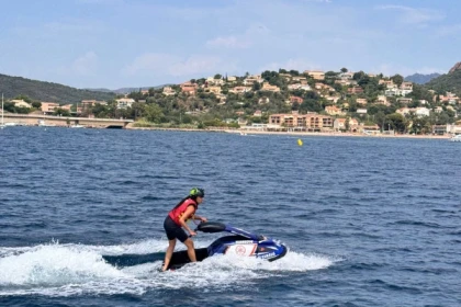 Insolite: Jet Ski à Bras à Agay - Saint-Raphaël - Exploregion