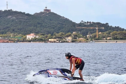 Insolite: Jet Ski à Bras à Agay - Saint-Raphaël - Exploregion