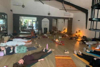 Cours de yoga d'éte en studio climatisé à Sainte-Maxime - Exploregion