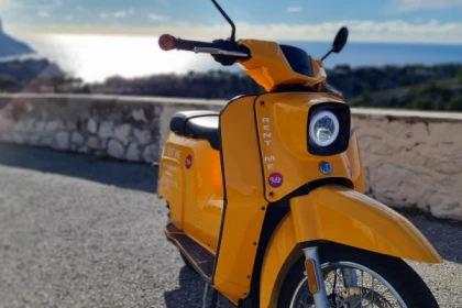 Découvrir les calanques en scooter électrique avec GPS! - Exploregion