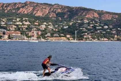 Insolite: Jet Ski à Bras à Agay - Saint-Raphaël - Exploregion