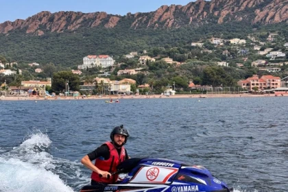 Insolite: Jet Ski à Bras à Agay - Saint-Raphaël - Exploregion