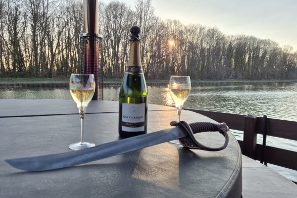 Croisière au fil de l’eau, atelier sabrage, dégustation - Exploregion