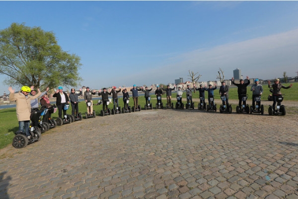 Düsseldorf: Rheintour mit dem Segway (max. 120 Min) - Exploregion