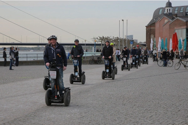 Düsseldorf: Rheintour mit dem Segway (max. 120 Min) - Exploregion