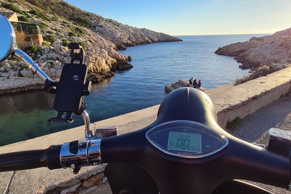 Découvrir les calanques en scooter électrique avec GPS! - Exploregion