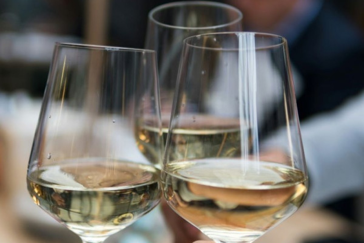 Sabrage de Champagne: Une expérience pétillante ! - Exploregion