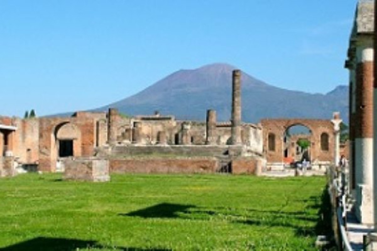 Tour Pompeii and Vesuvius with audioguide from Naples - Exploregion