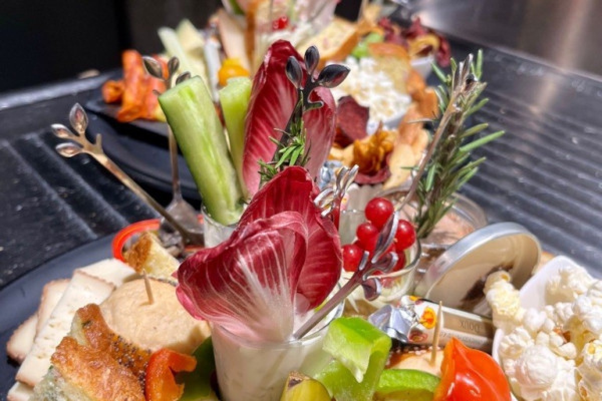 Visite de cave immersive, dégustation et repas planchette - Exploregion