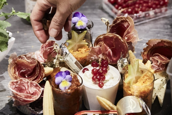 Visite de cave immersive, dégustation et repas planchette - Exploregion